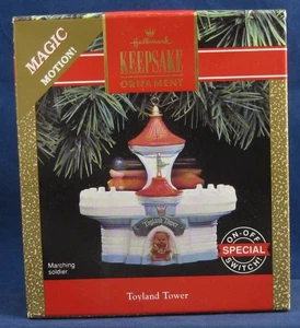Hallmark Decorazione Ricordi di Natale, Toyland Torre Luce e Movimento Nuovo - Foto 1 di 2
