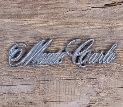 Insignia emblema de escritura Chevrolet Monte Carlo 1970-1971 y 1973-1986 OEM #98886800 Foto 1 de 4