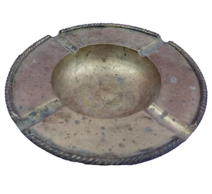 Cenicero antiguo de latón pesado con borde acanalado de 7 pulgadas decoración de tabaco sin marca - Imagen 1 de 6
