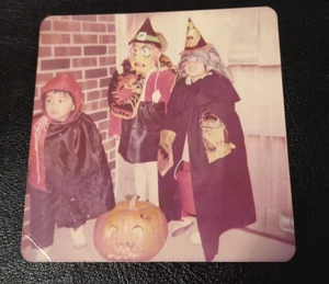 Vintage Farbfoto Kinder Junge Umhang Mädchen in Hexe Halloween Kostüm von Kürbis - Bild 1 von 3
