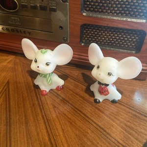 2 Fenton Christmas Mouse Satin Milk Glass Hand Painted Figure Signed - Picture 1 of 11