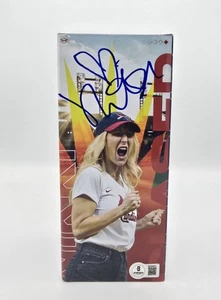 NIKKI GLASER HANDSIGNIERTE BOX BOBBLEHEAD 9-1-25 THEMA SIGNED CARDINALS BECKETT - Bild 1 von 1