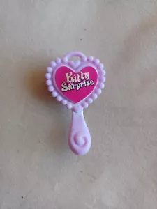 Hasbro Kitty Surprise Zubehör rosa Haarbürste - Welpenüberraschung - Bild 1 von 4