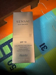 Sensai Silky Bronze SPF10 Crema Protectora Solar para Rostro 50 ML NUEVA EN CAJA - Imagen 1 de 3