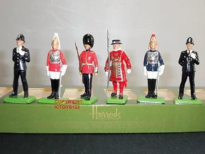 JUEGO DE SOLDADO DE JUGUETE DE LA POLICÍA BRITÁNICA HARRODS SALVAVIDAS YEOMAN SCOTS GUARD LONDRES - Imagen 1 de 1