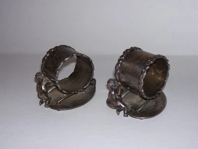 Victorian Wilcox Silver Co. Meriden Ct. Servilletero Anillo Cupido, Wishbone, Corazón PAR Foto 1 de 4