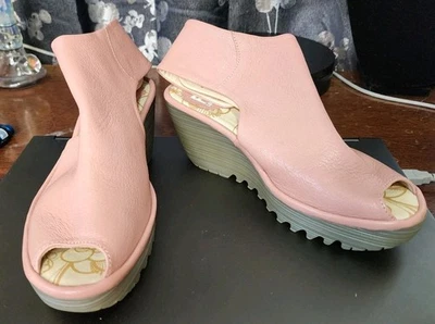 FLY LONDON Yone 腮红玫瑰皮革露趾楔形欧盟 36 / 美国 5.5-6 — 第 1/4 张图片