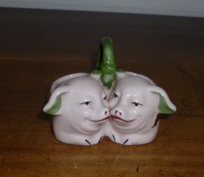 ancien saleron / salière / poivrière forme cochons en porcelaine Années 50 - Photo 1/4
