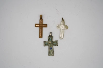 Lot de 3 Pendentif Christ Anciens: Argent et Émail, Plaqué Or, Nacre - Photo 1/4