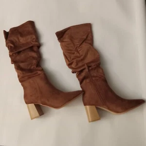 Slouch kniehohe Damenstiefel klobig Cowgirl Stiefel braun Größe 6,5 neu mit Karton Wildleder - Bild 1 von 3