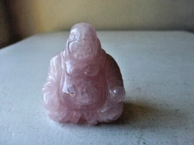 Escultura tallada Buda feliz de cuarzo rosa chino vintage de la década de 1950 Foto 1 de 4