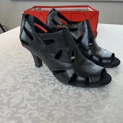 Sandalias informales de tacón con punta abierta de cuero negro Aerosoles 7.5 Fax Haven 3" Foto 1 de 4