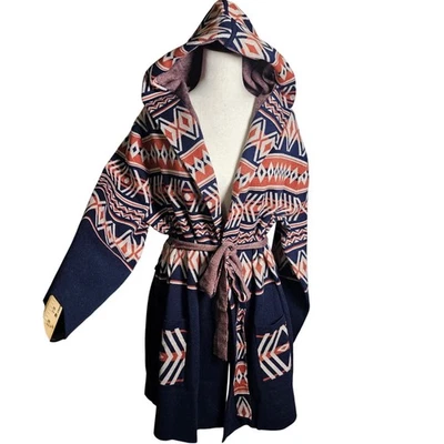 Cárdigan con Capucha Tejido Elástico Sensación Lujosa Western Azteca con Cinturón PTP 24  Foto 1 de 4