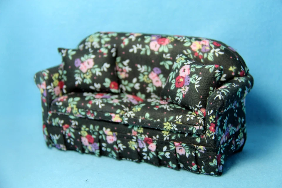 Sofá sofá con almohadas floral negro sala de estar miniatura para casa de muñecas CLA10956-1 Foto 1 de 1