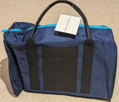 NUEVO CON ETIQUETAS Y BOLSO Issey Miyake Perfumes Bolso de Viaje de Lona Azul Marino Foto 1 de 4