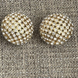 HERMOSOS PENDIENTES DE COLECCIÓN TONO DORADO MEDIA CÚPULA BOTÓN CLIP PEDRERÍA - Imagen 1 de 5