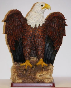 Estatuilla grande de águila calva americana de pie sobre base Wppden - Imagen 1 de 7
