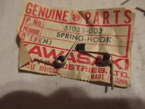 Nuevo de Lote Antiguo Kawasaki OEM Tanque de Combustible Gancho Muelles 73-75 Z1 72-75 H1 H2 51053-003 CANTIDAD2 - Imagen 1 de 1