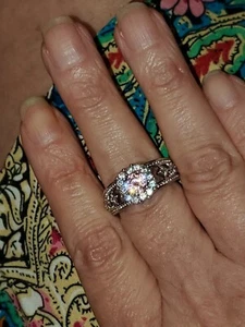 Größe 8. Neu mit Etikett. Rosa Tanzenit mit umlaufenden Diamonique Steinen Größe 8. Neu mit Etikett - Bild 1 von 1