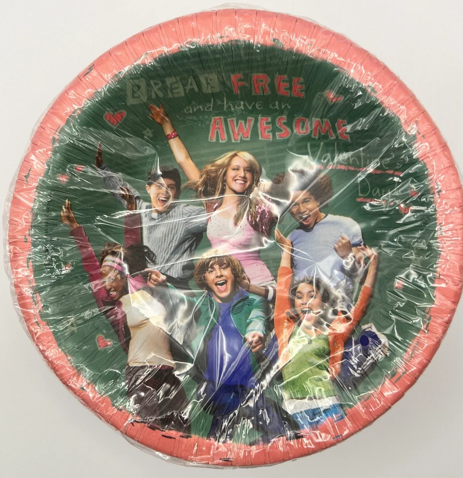 High School Musical Happy Valentine's Day Holiday Party 14 oz. Paper Bowls - Image 1 of 1