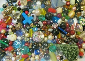 MENGE 1,10 PFUND PERLEN ~ VERSCHIEDENE FARBEN, GRÖSSEN, DESIGNS ~ GLAS, METALL, KUNSTSTOFF, ETC. - Bild 1 von 12