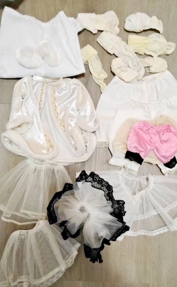Lote de ropa vintage para muñecas: florecientes, medias, zapatillas y más muñeca de porcelana Foto 1 de 4