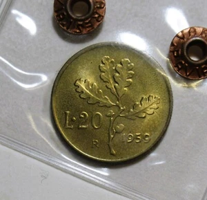 *REPUBBLICA ITALIANA 20 LIRE 1959 RAMO DI QUERCIA FDC PERIZIATA VARESI - Picture 1 of 3