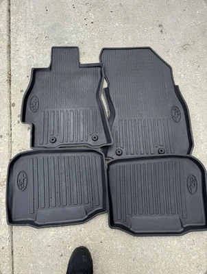2015-2019 Subaru Outback/Forester mats, weather and carpeted mats Foto 1 de 2