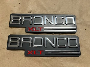 Par de emblemas Bronco XLT 92-96 1992-1996 - Imagen 1 de 3
