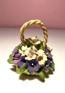 Miniatur Korb voller Blumen lila & rosa handbemalt 2,75" hoch 2,25" lang - Bild 1 von 7