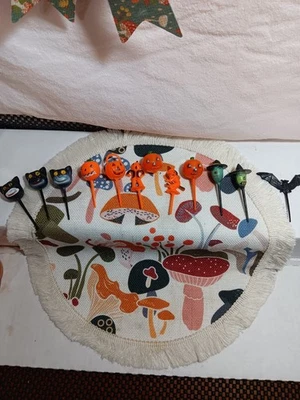 HALLOWEEN CAKE TOPPERS VINTAGE SET OF 12 CAT,PUMPKINS,WITCHES, BLACK BAT &... - Image 1 of 4