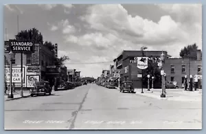 Coches antiguos RPPC Eagle River Wisconsin 1941 Mobilgas teatro escena callejera - Imagen 1 de 2