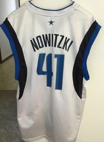VINTAGE Reebok Dallas Mavericks Jersey  Adult Medium White #41 Dirk Nowitzki HOF Cover