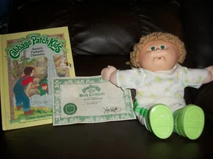 Muñeca, libro y certificado de nacimiento Cabbage Patch Kids Girl - Imagen 1 de 2