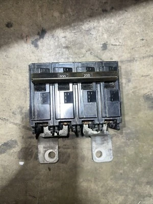 Siemens EQ9685 4 pole circuit breaker 240V 200A with main adapters - Image 1 of 3