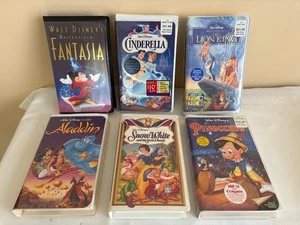 Group of 6 Disney Clamshell VHS Kids Disney Movies - Picture 1 of 3