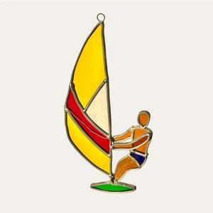 Vitral Wind Surfer Suncatcher - Retro Vela Playa Años 70 Atrapasol - Imagen 1 de 3