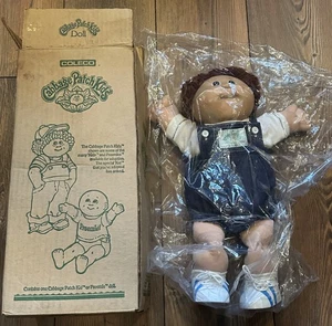 ! Cabbage Patch Kid nuevo con buzón y certificado de nacimiento. #3 1984 niño pelo castaño ojo - Imagen 1 de 18