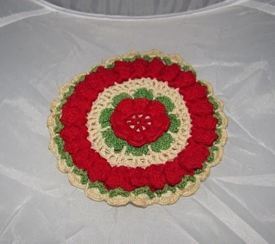 MONTAÑA RUSA REDONDA VINTAGE ROJA FLORAL CROCHET A MANO Foto 1 de 4