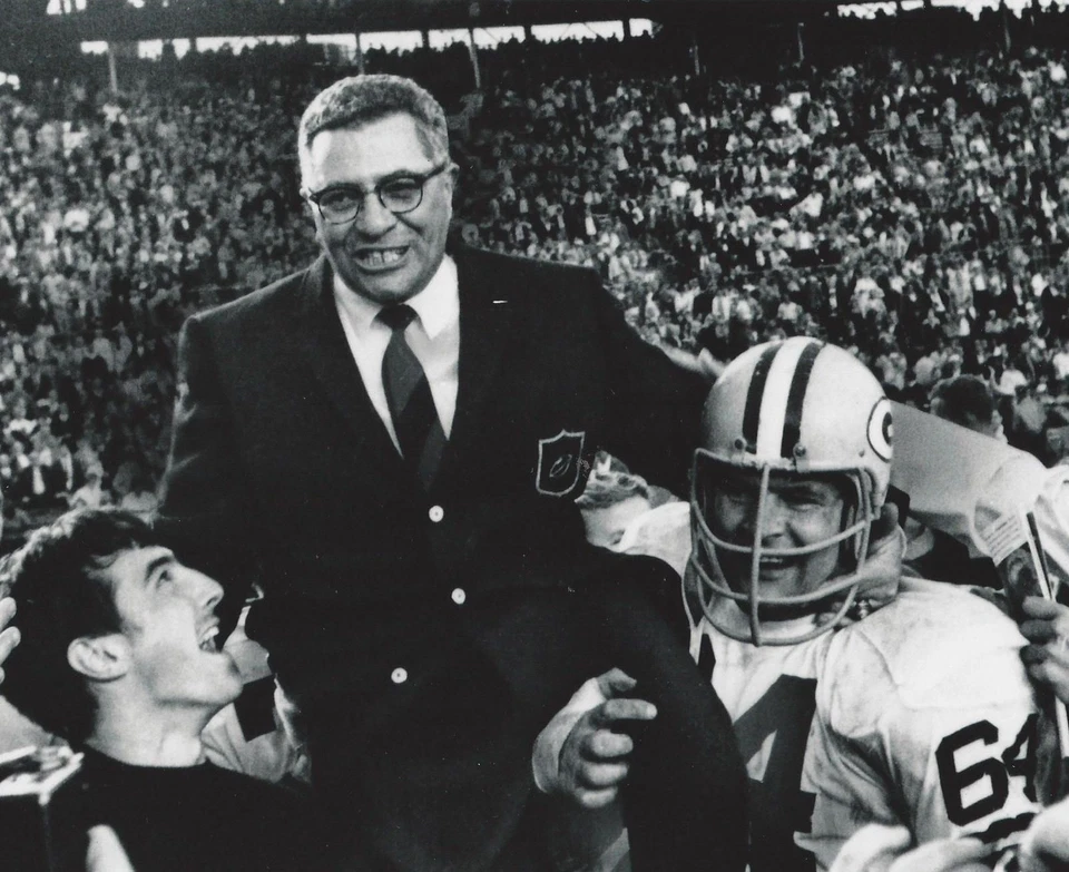VINCE LOMBARDI 8X10 PHOTO GREEN BAY PACKERS FOOTBALL PICTURE VICTORY CELEBRATION - Image 1 of 1