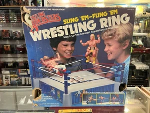 Anillo y caja de lucha libre vintage 1985 WWF LJN superestrellas Sling Em-Fling Em - Imagen 1 de 13