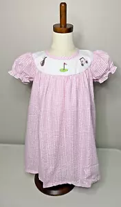 Vestido para niña Boutique rosa y blanco con tema de golf Seersucker bordado - Imagen 1 de 10