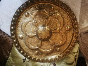 ANTIKES INDISCHES MESSING LADEGERÄT SCHWER GEPRÄGTES MUSTER VON TIEREN & SYMBOL 53CMS - Bild 1 von 10
