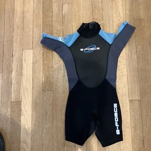 Kinder GUL G Force Shortie Neoprenanzug schwarz & blau Größe J2XS Höhe 124-132 CHT56-66 - Bild 1 von 9