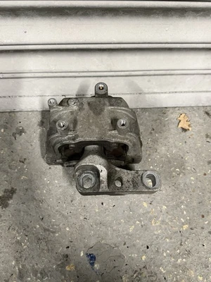 VW Golf MK6 1.6 TDi 2009-2012 ENGINE MOUNT DRIVER SIDE 1K0199262 - Image 1 of 3