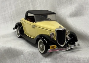 1934 Ford V8 Roadster Yellow 1/18 Diecast Solido - Picture 1 of 10