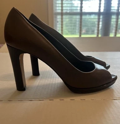 "Tacones Banana Republic talla 8,5 M punta abierta 4"" cuero marrón tono madera tacón" Foto 1 de 4