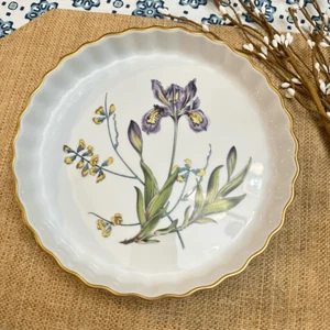 SPODE Stafford Flowers Iris & Sphaerolobium 9” Quiche piatto da forno/servire nuovo - Foto 1 di 8