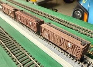 N Scale a group of 3 Bachmann Santa Fe Stock cars with Rapido couplers - Image 1 of 1