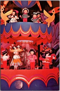 Postal vintage de los años 70 de WALT DISNEY WORLD Orlando "Es un mundo pequeño después de todo" - Imagen 1 de 2